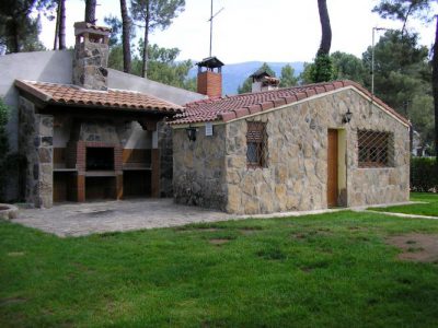 Finca de 4000 m2 con piscina en recinto vallado, barbacoa, zona de césped, aparcamiento privado....