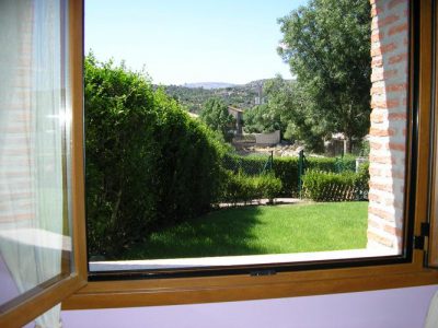 Finca de 4000 m2 con piscina en recinto vallado, barbacoa, zona de césped, aparcamiento privado....