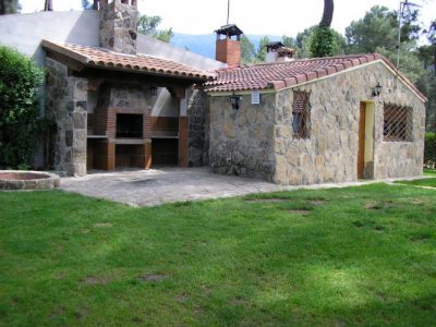 Finca de 4000 m2 con piscina en recinto vallado, barbacoa, zona de césped, aparcamiento privado....