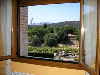 Finca de 4000 m2 con piscina en recinto vallado, barbacoa, zona de césped, aparcamiento privado....