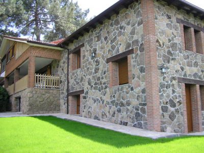 Finca de 4000 m2 con piscina en recinto vallado, barbacoa, zona de césped, aparcamiento privado....