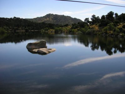 Un entorno único.... junto al rio Alberche y a 1 Km de la Reserva Natural del Valle de Iruelas