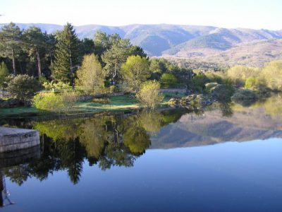 Un entorno único.... junto al rio Alberche y a 1 Km de la Reserva Natural del Valle de Iruelas